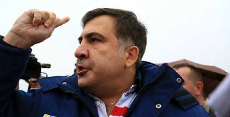 სააკაშვილი სახლის სახურავზე ავიდა და გადმოხტომით იმუქრება - მედია