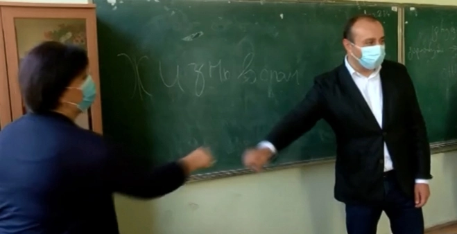 "ქურდებს სიცოცხლე" - წარწერა, რომელიც 51-ე  სკოლის დაფაზე, მანდატურის სამსახურის ხელმძღვანელს დახვდა