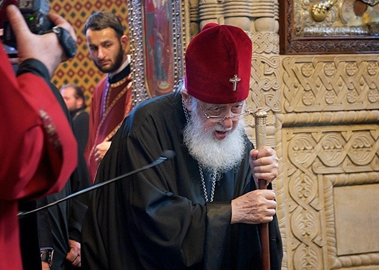 ჩვენგან წასულნი მხოლოდ გარდაიცვალნენ, ისინი ცოცხლები არიან, ოღონდ სხვა სახით აგრძელებენ ცხოვრებას - პატრიარქი გარდაცვლილების ოჯახებს უსამძირებს