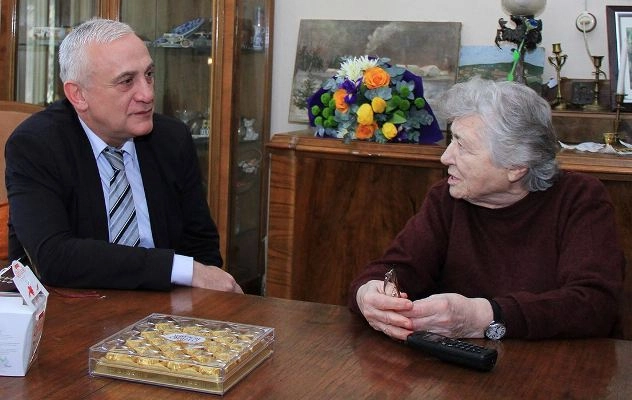გიორგი ალიბეგაშვილმა ქალბატონებს რვა მარტი ყვავილებითა და ტკბილეულით მიულოცა