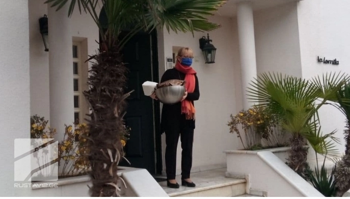 კარლ ჰარცელის მეუღლე რეზიდენციასთან შეკრებილ ჟურნალისტებს ყავით და დონატებით გაუმასპინძლდა 