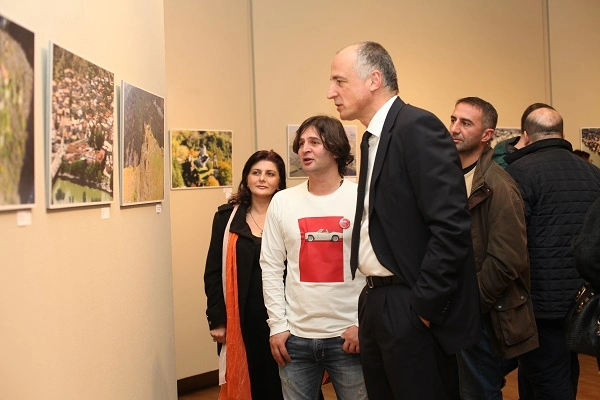თიბისი არტ გალერეა გოგა ჩანადირის საქველმოქმედო ფოტოგამოფენას  მასპინძლობს