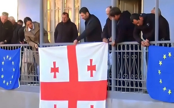 სოფო ჯაფარიძემ, „ნაციონალური მოძრაობის“ წევრებთან ერთად თამაზ გინტურის სახლიდან ევროკავშირისა და საქართველოს დროშები გადმოფინა
