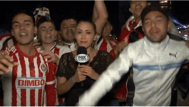 პირდაპირი ეთერის დროს ფეხბურთის გულშემატკივარმა ჟურნალისტს ხელები უფათურა (ვიდეო)