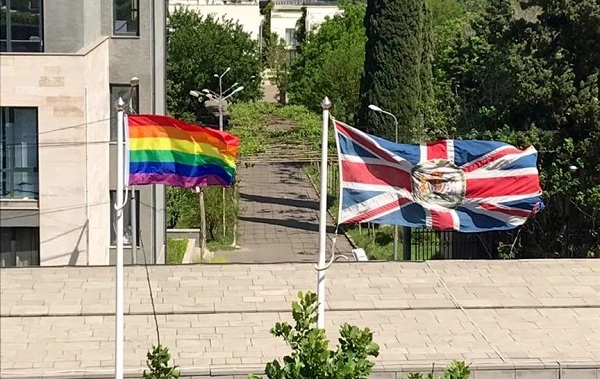 პრაიდის აღსანიშნავად, ბრიტანეთის საელჩომ შენობასთან ლგბტ+ დროშა აღმართა