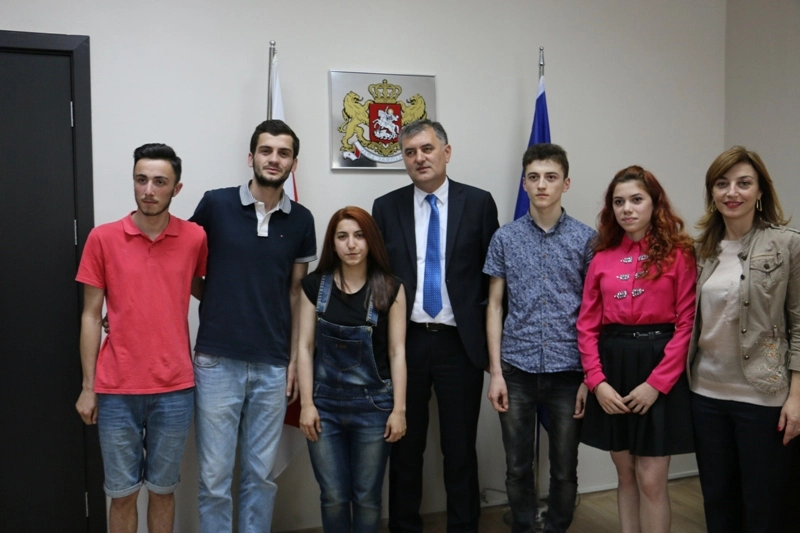 LCC საერთაშორისო უნივერსიტეტი დევნილ და ლტოლვილ ახალგაზრდებს ინგლისურ ენის უფასო კურსებს სთავაზობს