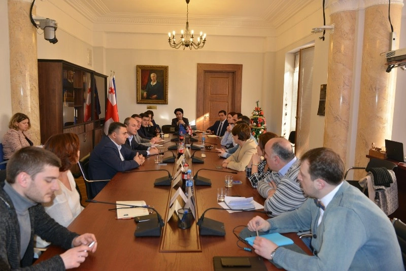 ფარული მიყურადების საკითხზე იურიდიულ საკითხთა კომიტეტის წევრები „ეს შენ გეხებას“ წარმომადგენლებს შეხვდნენ