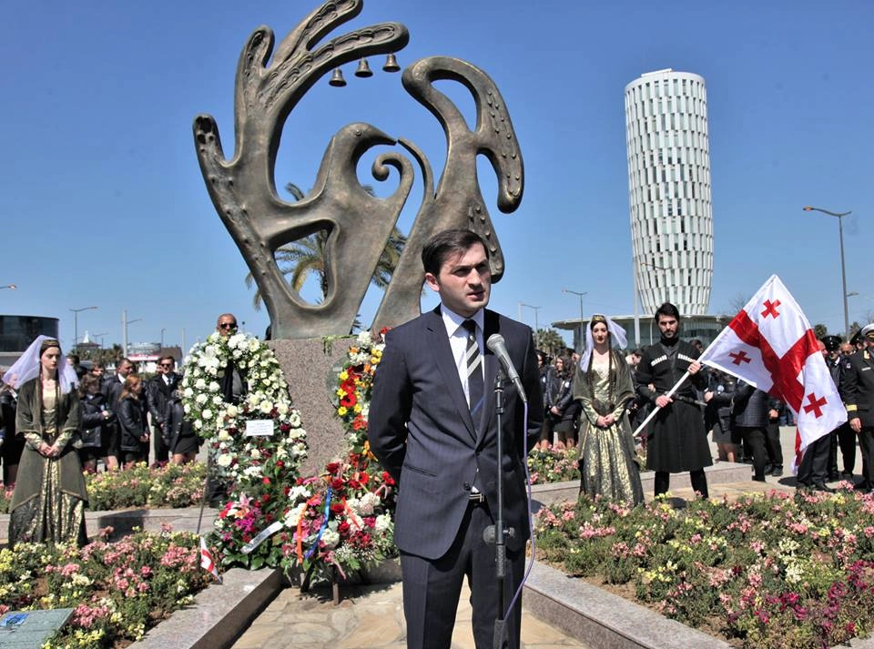  ბათუმში 9 აპრილს გმირულად დაღუპულთა ხსოვნისა და დამოუკიდებლობის დღისადმი მიძღვნილი მემორიალი დაიდგა