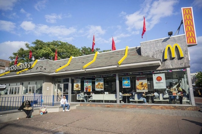 McDonald's-ის მოლარემ ბავშვი სამსახურში გააჩინა და უნიტაზში მისი დახრჩობა სცადა 
