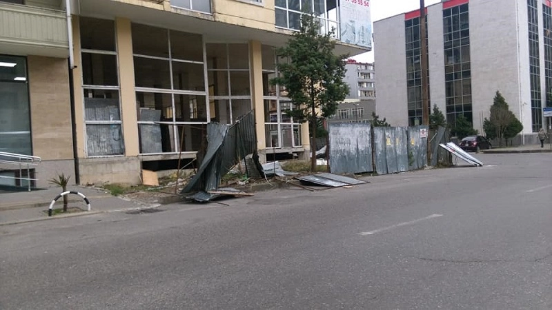 ბათუმში ძლიერი ქარის შედეგად მოქალაქეების დაშავების და ავტომობილების დაზიანების 17 ფაქტზე შსს-მ გამოძიება დაიწყო