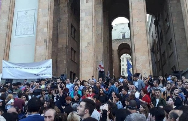 ნუ ლახავთ ჩემს ღირსებას, რომ რომელიმე პოლიტიკური პარტია გვერდით დავიყენე - სარალიძე