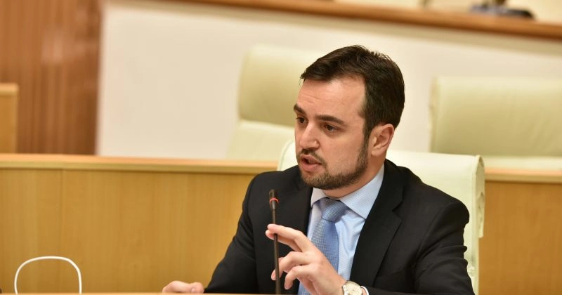 მძიმე ვითარებაა, როდესაც ქვეყნის ოფიციალური პირები წარმოაჩენენ ნათლად, რომ არიან ერთი მდიდარი ადამიანის ნება-სურვილის შემსრულებლები - ოთო კახიძე ღარიბაშვილის წერილზე 