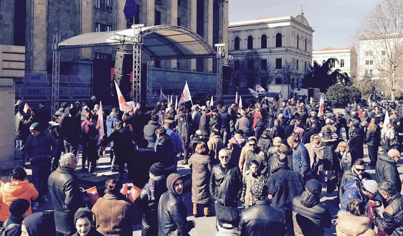 ამ წუთებში, "რუსთავი2"-ის მხარდამჭერ აქციაზე ხალხი იკრიბება (ფოტოკოლაჟი)