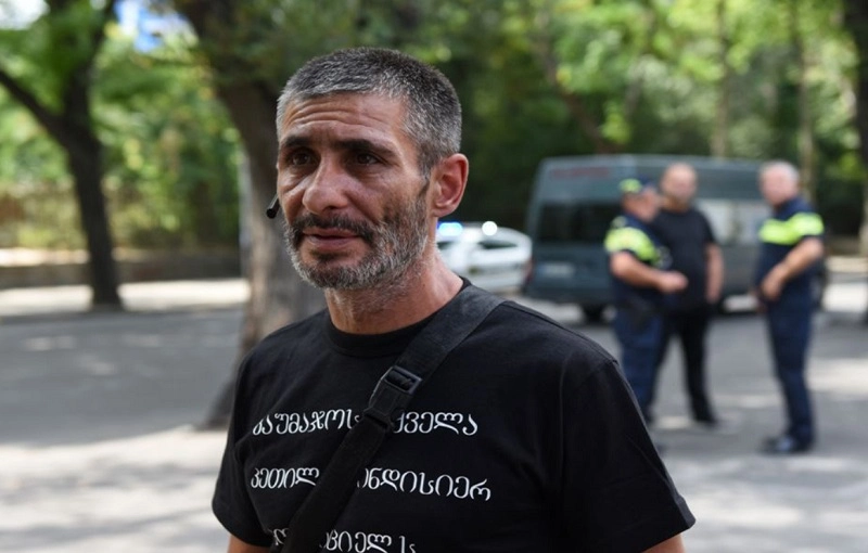 გიორგი შაქარაშვილის საქმეზე დაკავებული არასრულწლოვნის მამამ თვითდაზიანება სცადა