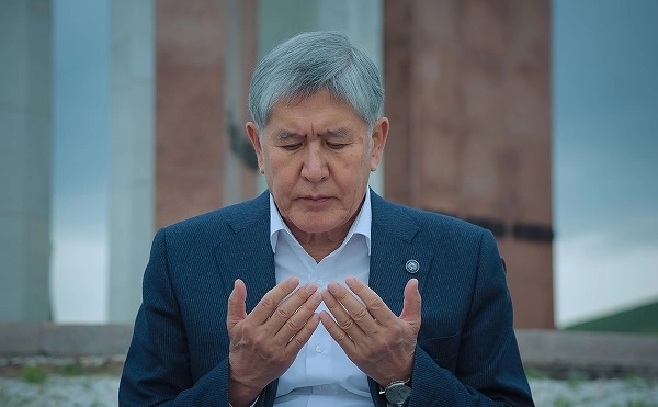 ყირგიზეთის ექსპრეზიდენტი 2-დღიანი შტურმის შემდეგ ძალოვანებს ჩაბარდა