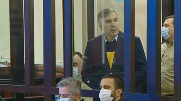 თბილისის საქალაქო სასამართლოში მიხეილ სააკაშვილისთვის სასჯელის გადავადების საკითხზე პროცესი მიმდინარეობს 