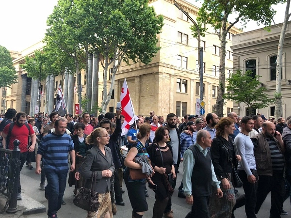 "შეწყდეს გარყვნილების პროპაგანდა" - პარლამენტთან "ქართული მარშის" აქცია მიმდინარეობს