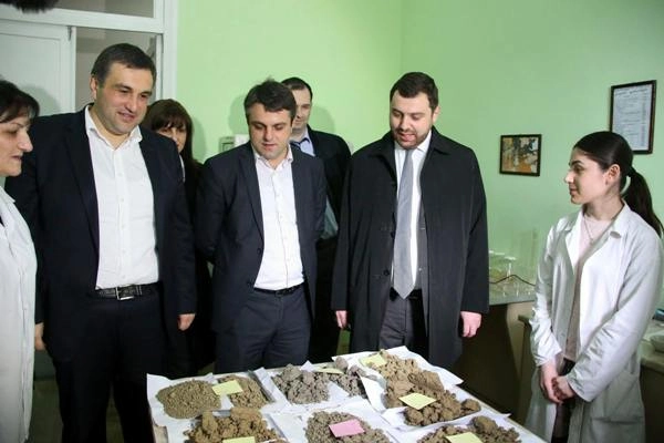 პრეზიდენტის ადმინისტრაციის უფროსმა თელავის უნივერსიტეტში ნიადაგის კვლევის ლაბორატორია გახსნა