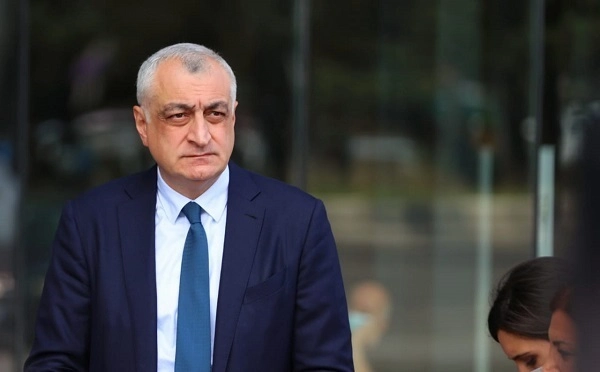 კახი, არ გადადგე!.. რა საჭიროა, უკვე ხომ დაიჭირეს ხალხი. დაბალი ღობე ხომ გამოჩნდა - ხაზარაძე კალაძეს