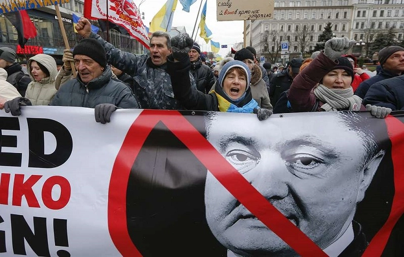 კიევში იმართება მსვლელობა პეტრო პოროშენკოს იმპიჩმენტის მოთხოვნით