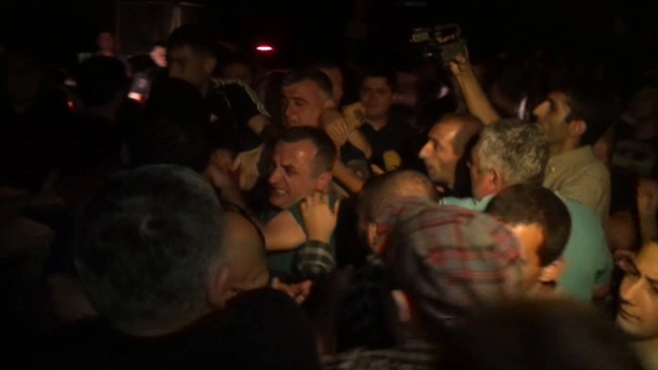 გორის რაიონულ სასამართლოსთან მომხდარი ინციდენტის შემდეგ ხუთი ადამიანი დააკავეს