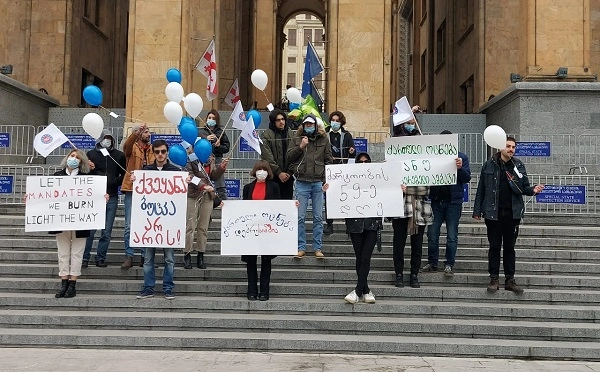  ევროპული საქართველოს ახალგაზრდულმა ორგანიზაციამ პარლამენტის წინ აქცია-პერფომანსი გამართა