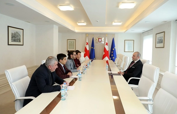 მამუკა ბახტაძემ კომაროვის სკოლის მოსწავლეებს უმასპინძლა, რომლებიც სწავლას აშშ-ის წამყვან უნივერსიტეტებში განაგრძობენ