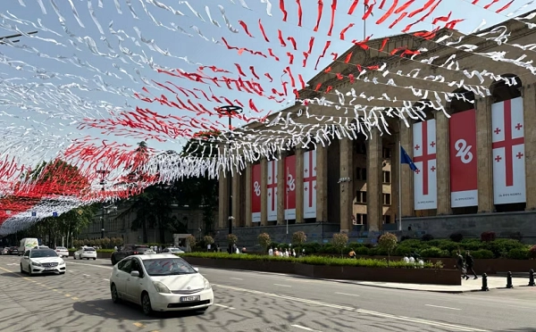 ოპოზიციონერი დეპუტატები შალვა პაპუაშვილს მოუწოდებენ პარლამენტის შენობის ფასადზე ევროკავშირის დროშა დააბრუნოს