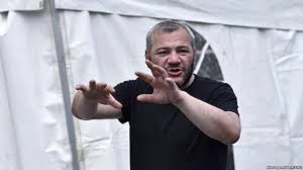 პოლიციამ ზაზა სარალიძეს პარლამენტის წინ კარვის გაშლის უფლება არ მისცა