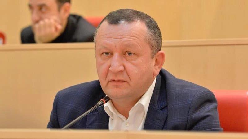 დავით ჭიჭინაძე პარლამენტის თავმჯდომარეს გადადგომისკენ მოუწოდებს