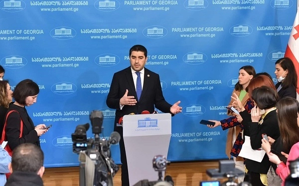 ვინც თავს ესხმის არჩეულ ხელისუფლებას, ვერ იქნება ქართველი ხალხის მეგობარი - პაპუაშვილი კრამერზე