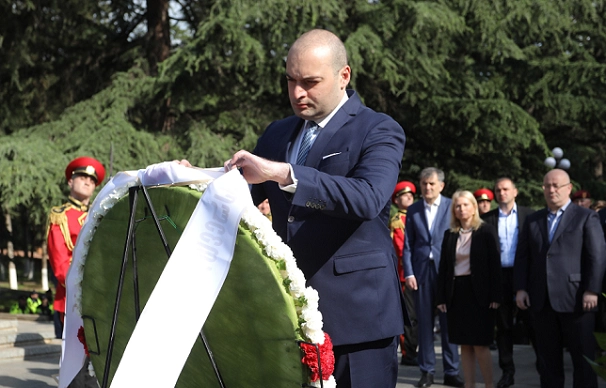 მამუკა ბახტაძემ ვაკის პარკში უცნობი ჯარისკაცის საფლავი გვირგვინით შეამკო