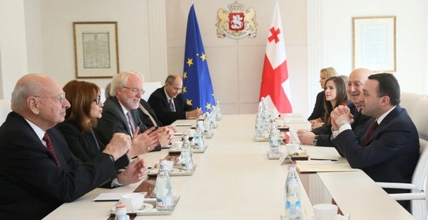  პრემიერი როსტროპოვიჩ-ვიშნევსკაიას ფონდის წარმომადგენლებს შეხვედა