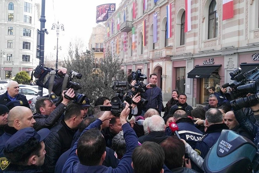  "ბავშვთა სამყაროში" გაჩენილი ხანძრის შედეგად დაზარალებულებმა თბილისის საკრებულოსთან საპროტესტო აქცია გამართეს