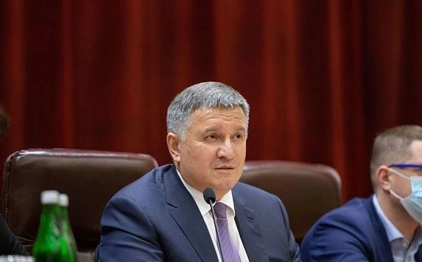 ბროვარიში ვერტმფრენის ჩამოვარდნასთან დაკავშირებით უკრაინის შს ყოფილი მინისტრის, არსენ ავაკოვის სახლში ჩხრეკა ჩატარდა