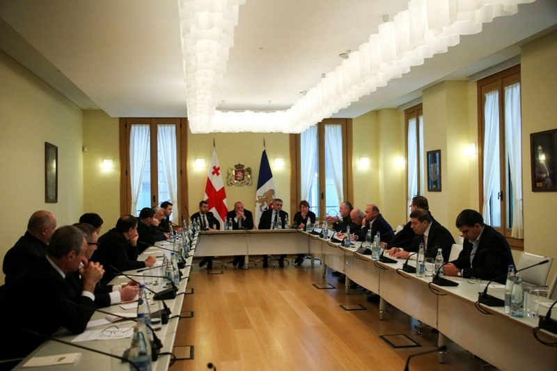  პრეზიდენტისა და ოპოზიციის შეხვედრა კონკრეტული შეთანხმებით დასრულდა