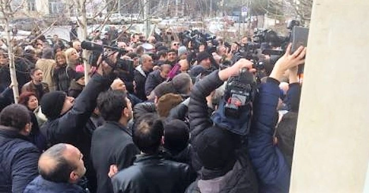სიტყვიერი და ფიზიკური დაპირისპირება მერიასთან - აქციის მონაწილეები შენობაში შესვლას ცდილობენ