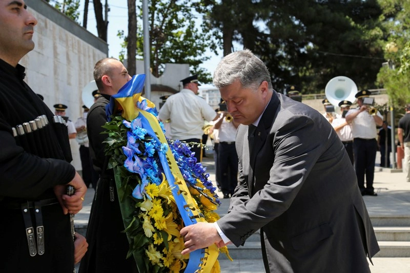 პეტრო პოროშენკომ საქართველოს ერთიანობისთვის ბრძოლაში დაღუპულ გმირთა მემორიალი გვირგვინით შეამკო