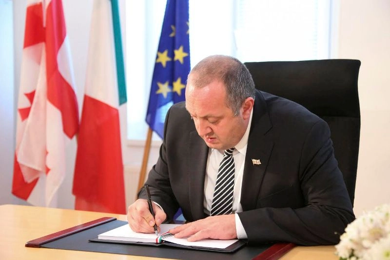 საქართველოს პრეზიდენტმა იტალიის საელჩოში გახსნილ სამძიმრის წიგნში ჩანაწერი გააკეთა