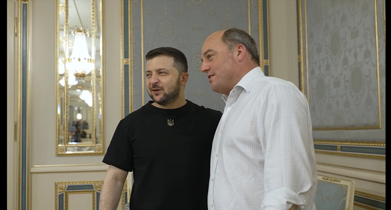 ვოლოდიმირ ზელენსკი კიევში დიდი ბრიტანეთის თავდაცვის მდივან ბენ უოლესს შეხვდა