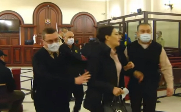 თაკო ჩარკვიანი მიხეილ სააკაშვილის სასამართლო პროცესიდან მანდატურებმა გაიყვანეს