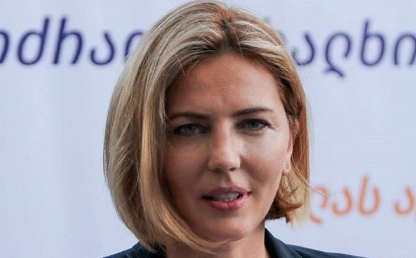 ბიზნეს და პირველი კლასიც არ იკადრა, ღარიბი ქვეყნის პრემიერი, საჯარო მოხელე, ჩარტერულ თვითმფრინავს ქირაობს, რომ შვილს სკოლაში გაყვეს ამერიკაში, წარმოუდგენელია - ანა დოლიძე