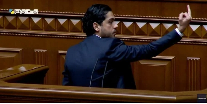 რადის დეპუტატმა ზელენსკის უხამსი ჟესტი უჩვენა