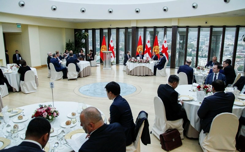 ყირგიზეთის რესპუბლიკის პრეზიდენტის პატივსაცემად სასახლეში ოფიციალური სადილი გაიმართა