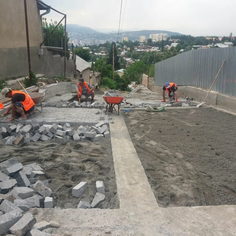  ფარავნის ქუჩაზე ქვაფენილის დაგება მიმდინარეობს
