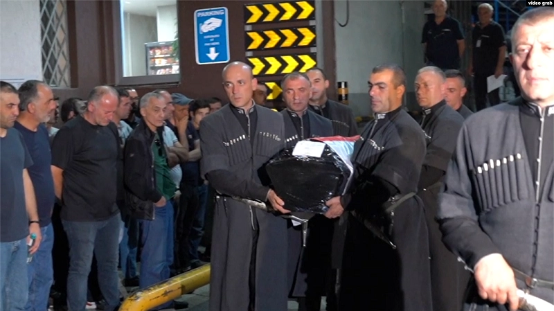 უკრაინაში დაღუპული ქართველი მებრძოლი კახა გოგოლი სამშობლოში ჩამოასვენეს