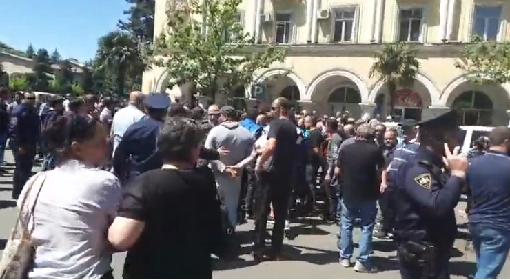 ჭიათურაში გაფიცულ მაღაროელებს სკოლის მოსწავლეებიც შეუერთდნენ