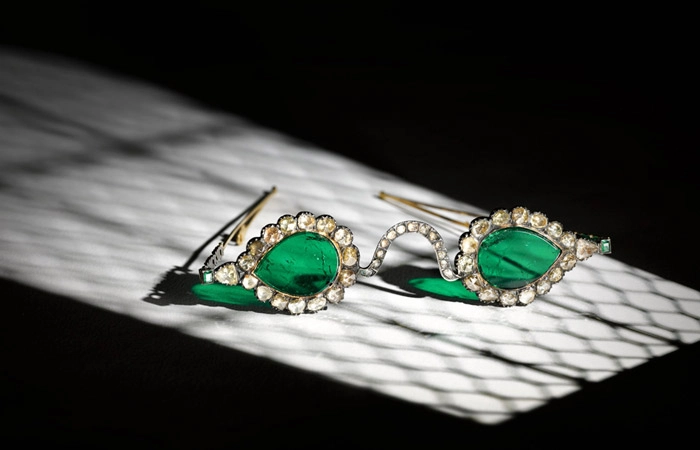 ორი სათვალე ბრილიანტებითა და ზურმუხტებით, Sotheby's-ის აუქციონზე გაიტანეს