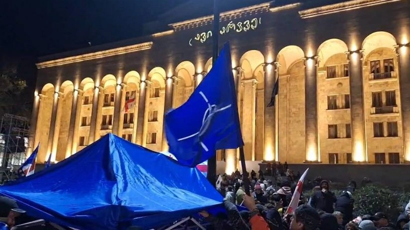 აქციის მონაწილეებმა, რუსთაველის გამზირზე, პარლამენტთან, კარვები გაშალეს