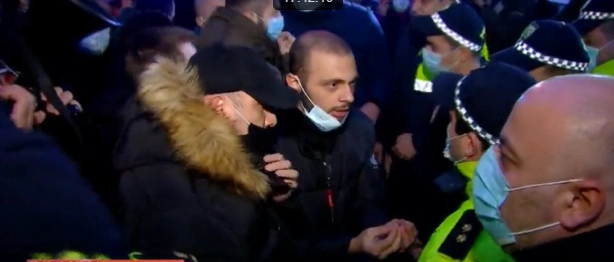 პარლამენტთან აქტივისტებსა და სამართალდამცავებს შორის დაპირისპირება მოხდა